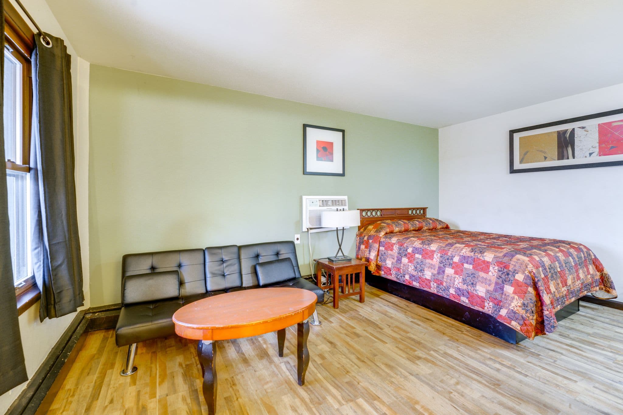 Estudio clásico en The Olde Mill Inn of Clarkston North
