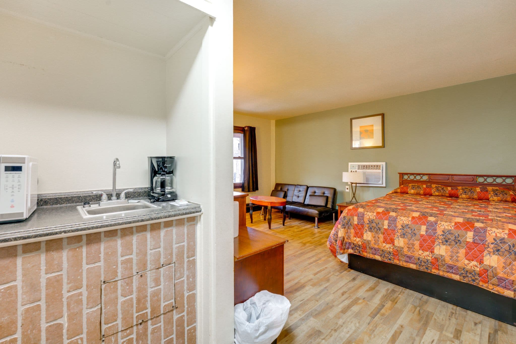 Estudio clásico en The Olde Mill Inn of Clarkston North