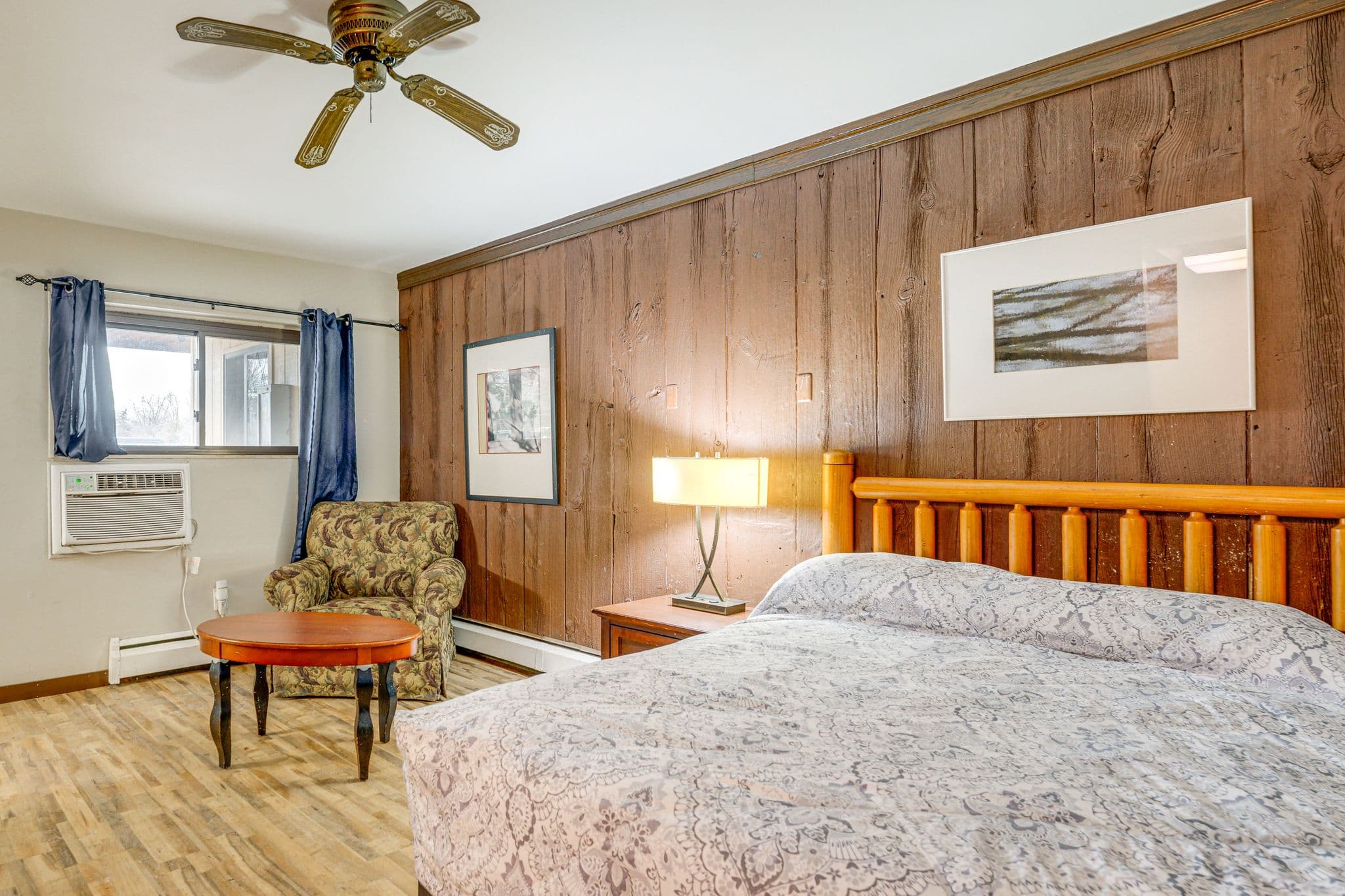 Estudio rústico con paredes de madera y cama de troncos en The Olde Mill Inn of Clarkston North